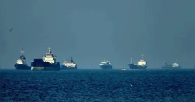 O Estreito de Ormuz é uma das principais rotas marítimas para o transporte mundial de petróleo e está no centro das negociações entre Irã, Omã e Estados Unidos sobre a retomada do tráfego na região.