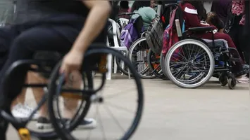 A proposta no Senado visa reconhecer pessoas com deficiência como idosas a partir dos 50 anos. Entenda os impactos e a necessidade de avaliação individual.