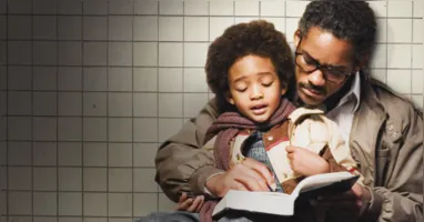 Filmes como À Procura da Felicidade, Procurando Nemo, 2 Filhos de Francisco e Capitão Fantástico são opções para celebrar a data com histórias de amor, superação e diferentes formas de viver a paternidade.