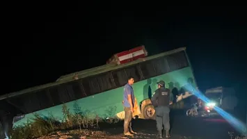 Coletivo intermunicipal saiu da pista durante o trajeto entre São Félix do Xingu e o distrito de Taboca; Polícia Militar prestou apoio e isolou o local.