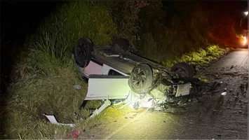 Com a violência do impacto frontal, o carro capotou na pista de rolamento e parou com as rodas voltadas para cima