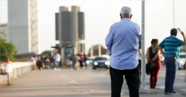 Benefício do INSS depositado após a morte do segurado não deve ser sacado por familiares. O valor devido até a data do óbito pode ser solicitado legalmente pelos herdeiros ou dependentes, seguindo as regras do instituto.