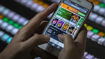 Em 2025, apostas esportivas retiraram R$ 62,5 bilhões das famílias brasileiras, impactando suas finanças de maneira significativa.