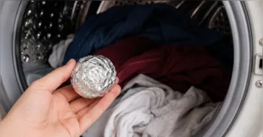 A dica que viralizou nas redes promete reduzir a eletricidade estática, evitar roupas grudadas e até diminuir fiapos.