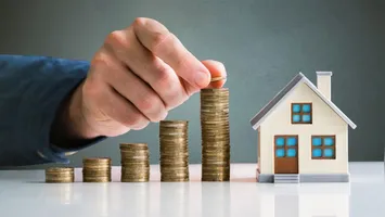 Estudo mostra que o auge financeiro ocorre na maturidade, enquanto os jovens lideram no ritmo de reajustes.