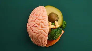 Especialista em nutrologia explica o impacto dos nutrientes, do eixo intestino-cérebro e dos ultraprocessados na memória e na cognição.