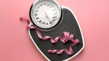 Práticas como focar no ato de comer e combinar fibras e proteínas na primeira refeição do dia evitam o efeito sanfona e favorecem o metabolismo.