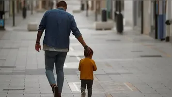 O fortalecimento dos laços afetivos e o diálogo constante entre pais e filhos são apontados como caminhos essenciais para superar o machismo e formar cidadãos mais empáticos.
