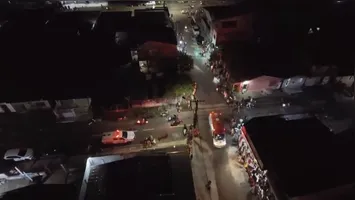 Chamas de grandes proporções atingiram o bairro Santa Isabel na noite de segunda-feira (3); não há registro de vítimas.