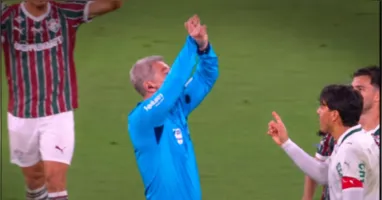 Anderson Daronco usou o novo sinal da CBF durante Fluminense x Palmeiras, no Maracanã, após jogadores reclamarem de um possível pênalti. O árbitro fez um “X” acima da cabeça para indicar que apenas os capitães poderiam conversar com a arbitragem.