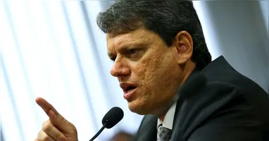 Em seu discurso, Tarcísio agradeceu à esposa, Cristiane Freitas, lembrou da batalha contra o câncer e destacou o início da carreira política ao lado de Jair Bolsonaro.