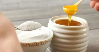 Tanto o mel quanto o açúcar refinado aumentam a ingestão de açúcares da dieta e podem contribuir para problemas de saúde.