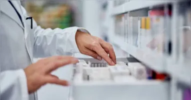Para retirar o medicamento basta apresentar um documento oficial com foto e CPF e uma receita médica válida