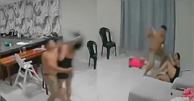 Quando os policiais chegaram, o suspeito estava em uma casa vizinha, onde tentava se justificar para familiares da mulher.