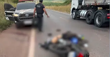 O homem colidiu a motocicleta na lateral do caminhão, caiu e morreu