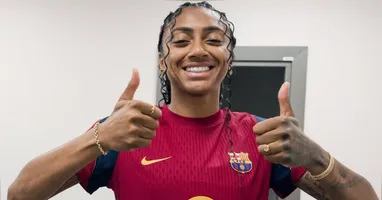 A atacante brasileira estampa o sorriso feliz por defender o Barça