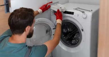 Excesso de roupas no cesto, falhas na drenagem de água e desnivelamento do aparelho podem ser causas de problemas na máquina de lavar.