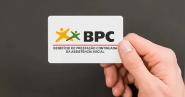 O BPC garante um salário mínimo mensal ao beneficiário que atende aos critérios estabelecidos pela legislação.