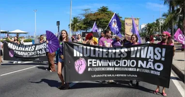 Manifestantes levaram faixas e cartazes às ruas para cobrar a votação do PL da Misoginia na Câmara dos Deputados.