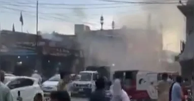 Explosão provocada por homem-bomba matou policiais e civis durante ataque em frente a uma delegacia no Vale do Swat.
