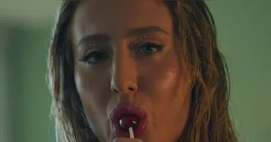 Bruna Griphao interpreta Daniele em “Jogada de Risco” e falou sobre as cenas de intimidade da personagem.