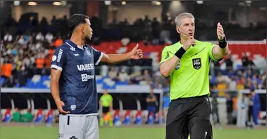 O árbitro Anderson Daronco (RS) não agradou os remistas.