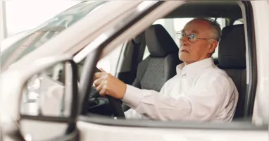 Alterações na visão, memória, reflexos e mobilidade podem comprometer a segurança ao volante, mesmo com a CNH válida.