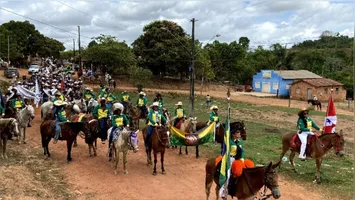 Cavaleiros e amazonas percorrem trecho da Transamazônica durante a Cavalgada da EXPO21, em Marabá.
