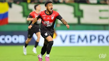 Léo Derik, lateral do Athletico-PR, é condenado a 13 anos por estupro.