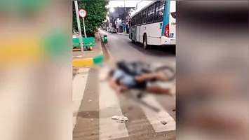 Agentes de trânsito e socorristas isolam a área do cruzamento entre a Avenida Antônio Maia e a Travessa Santa Terezinha após colisão fatal.