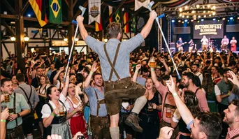 Trabalhador é demitido por justa causa após ser flagrado na Oktoberfest, mesmo com atestado médico. Entenda a decisão da Justiça do Trabalho.