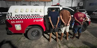Três homens foram presos por porte ilegal de arma de fogo durante uma abordagem da Polícia Militar, na noite de sexta-feira (31/07), no bairro do Milagre, em Castanhal.