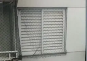 A rede de proteção de uma das janelas do apartamento estava rasgada.