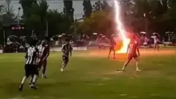 Um jogador de futebol morreu e 12 ficaram feridos após um raio atingir o campo durante jogo na Tailândia. Saiba mais sobre o trágico incidente.
