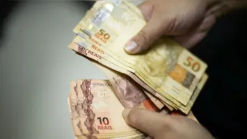 Saiba sobre o previsto reajuste do salário mínimo para R$ 1.717 em 2027 e seu impacto na economia brasileira.