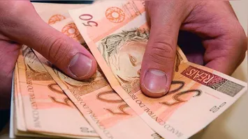 Descubra quando deve ser pago o salário no quinto dia útil de agosto. Entenda os direitos dos trabalhadores e as penalidades para atrasos.