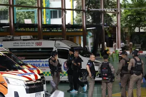 A polícia ainda informou que ao menos 23 pessoas ficaram feridas no incidente.