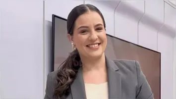 Raiane Brancatti na bancada do TJ Aparecida, telejornal que apresentou até deixar a emissora.