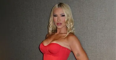 Em uma das publicações, ela exibiu o look e brincou na legenda: “A mãe tá on”.