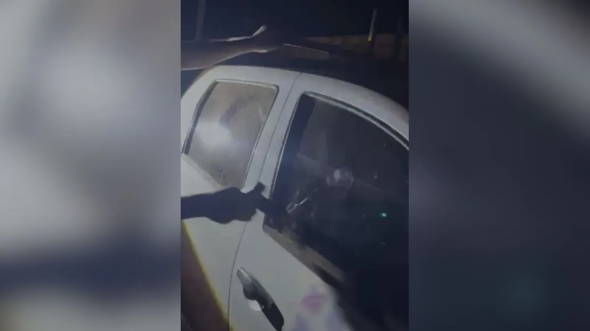 Imagem ilustrativa da notícia PM de folga quebra vidro de carro e salva criança retida em praia do Pará