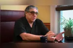 Vincent Pastore ficou mundialmente conhecido por interpretar Salvatore "Big Pussy" Bonpensiero na série Família Soprano, um dos personagens mais marcantes da televisão.