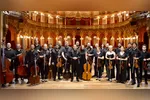 A apresentação propõe ao público um percurso musical que começa no Brasil e segue em direção às paisagens sonoras do norte da Europa.