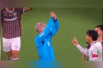 Anderson Daronco usou o novo sinal da CBF durante Fluminense x Palmeiras, no Maracanã, após jogadores reclamarem de um possível pênalti. O árbitro fez um “X” acima da cabeça para indicar que apenas os capitães poderiam conversar com a arbitragem.