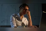 Varejo e Atacado aparecem no topo do ranking de setores com maior concentração de profissionais em risco de burnout no Brasil.