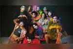 Grande parte dos figurinos utilizados nas performances nasce do reaproveitamento de roupas, tecidos e materiais, o chamado upcycling, técnica que transforma peças existentes em criações inéditas sem gerar novo desperdício.