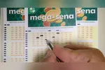As dezenas sorteadas no concurso 3044 da Mega Sena foram  04, 15, 17, 40, 55 e 58.