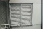 A rede de proteção de uma das janelas do apartamento estava rasgada.