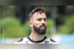 Matheus Vargas, volante do Paysandu, recebeu alta após passar 12 dias internado para tratar uma infecção no joelho esquerdo.