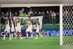 Vitor Bueno e Iago Pikachu, em conversa durante mais um jogo do Remo na Série A