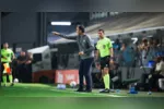 Léo Condé orienta os jogadores azulinos durante o jogo deste sábado (01/08), na Vila Belmiro.